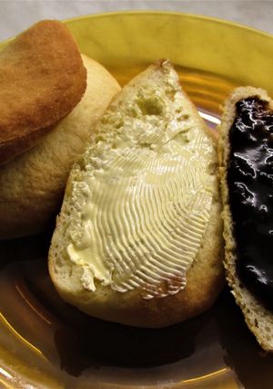 Hajtott vajas zsemle recept fotója