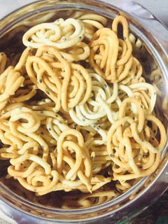 புழுங்கல்அரிசி முறுக்கு(pulungal arisi murukku recipe in tamil) செய்முறை முக்கிய புகைப்படம்