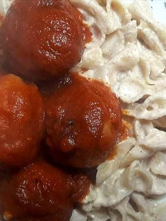 Una foto de Albóndigas con carne de pavita y pasta corta en salsa de almendras y pecanas, cremosita🇵🇪