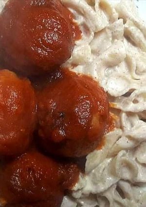 Una foto de Albóndigas con carne de pavita y pasta corta en salsa de almendras y pecanas, cremosita🇵🇪