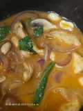 Sopa de pollo, fideos de arroz, espinacas y cilantro