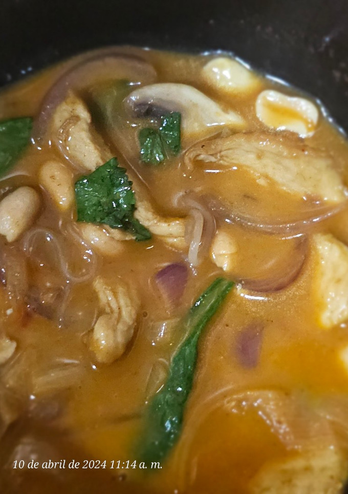 Una foto de Sopa de pollo, fideos de arroz, espinacas y cilantro