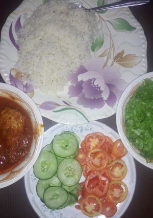 A picture of Rice and chicken stew with salad.