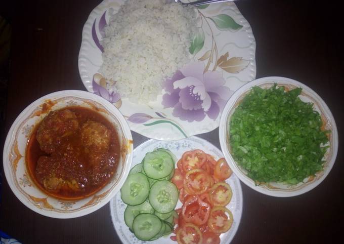 Rice and chicken stew with salad