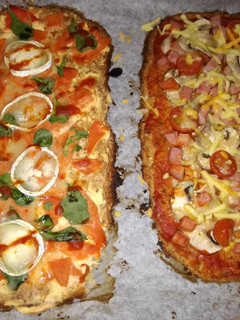 Una foto de Pizza con masa de coliflor