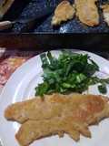 Milanesas de pescado (sin complicaciones) y hojas de espinaca