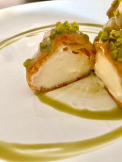 Foto di Profiteroles al pistacchio con crema chantilly