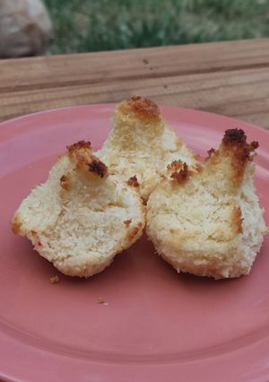 Una foto de Coquitos y Volcanes de coco rellenos