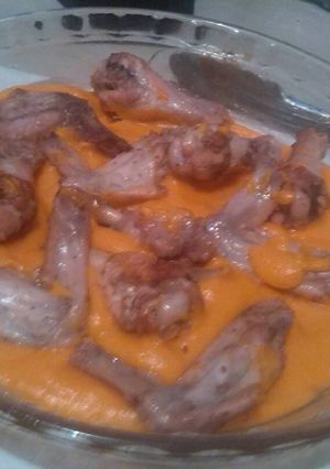 Una foto de Alas de pollo con ajo en salsa de vegetales