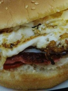 Una foto de Hamburguesa de pollo con verduras