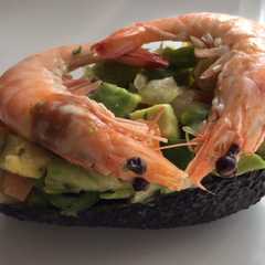 Una foto de Tapa: ensalada de aguacate con langostinos