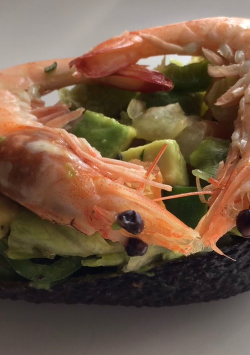 Una foto de Tapa: ensalada de aguacate con langostinos