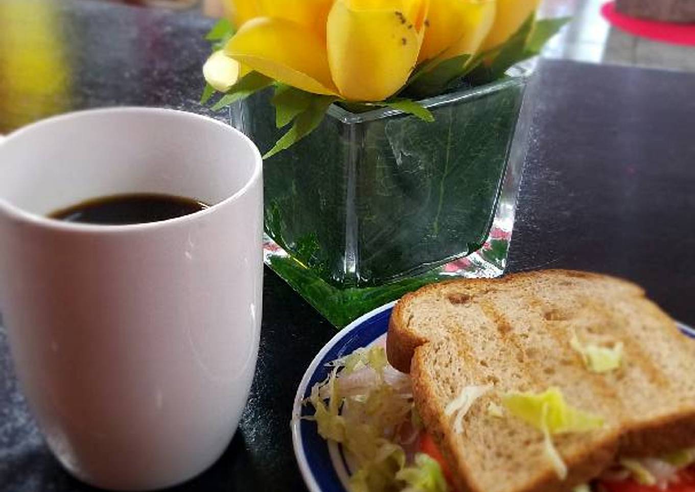 Rebanadas pan integral con aguacate