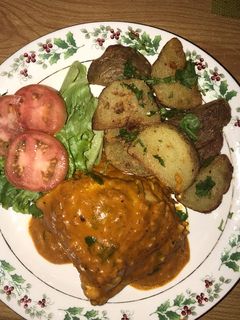 Una foto de Pollo al curry con papas deluxe