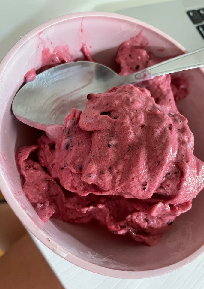 Una foto de Helado de frutos rojos realfooding