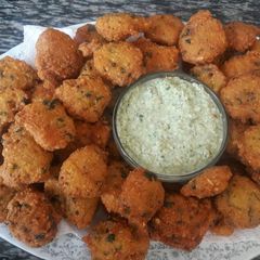 A picture of Daal Bhajiya with Coconut Chutney.