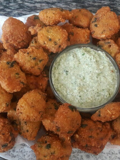 A picture of Daal Bhajiya with Coconut Chutney.