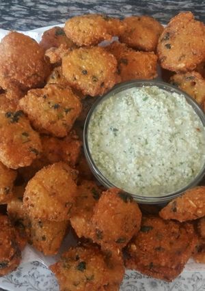 A picture of Daal Bhajiya with Coconut Chutney.