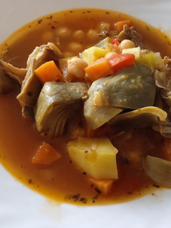 Una foto de Costilla con garbanzos y alcachofas