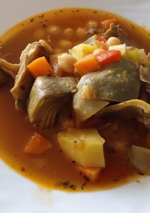 Foto principal de Costilla con garbanzos y alcachofas