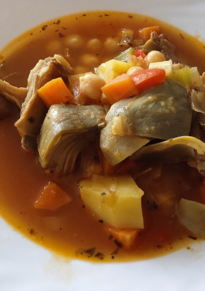 Una foto de Costilla con garbanzos y alcachofas