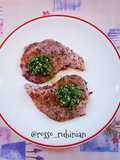 Pesto di foglie di ravanello con bistecche di collo