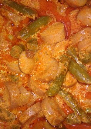 Zöldbab pörkölt tejfölösen virslivel recept fotója