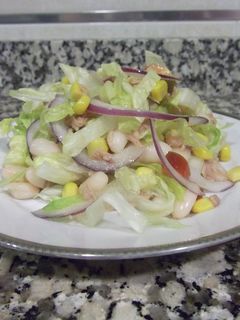Una foto de Ensalada de lechuga con alubias blancas