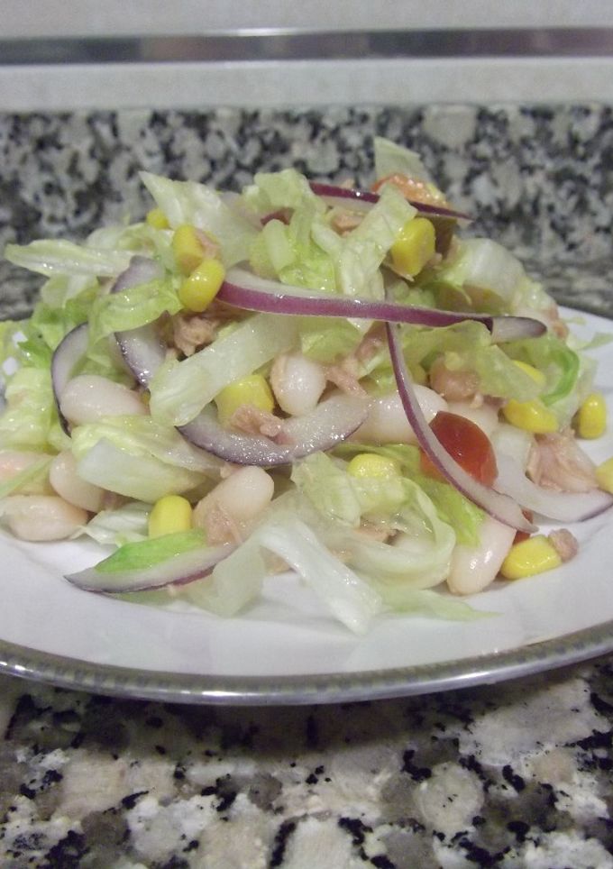 Una foto de Ensalada de lechuga con alubias blancas
