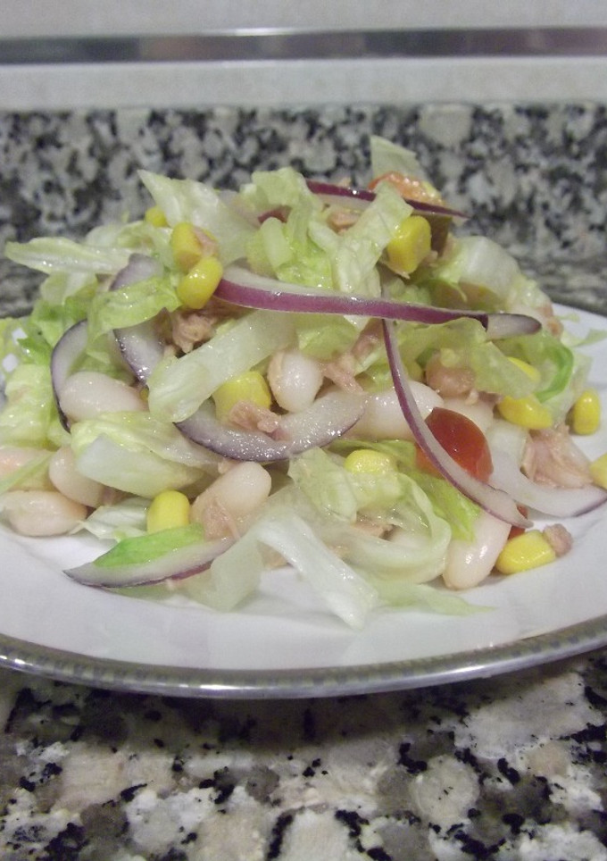 Una foto de Ensalada de lechuga con alubias blancas