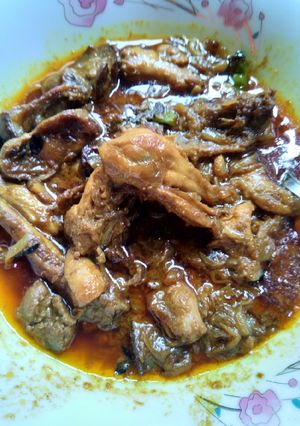 দেশি মুরগির চামড়া, ডানা, পা দিয়ে পেয়াজ ভুনা রেসিপির প্রধান ছবি