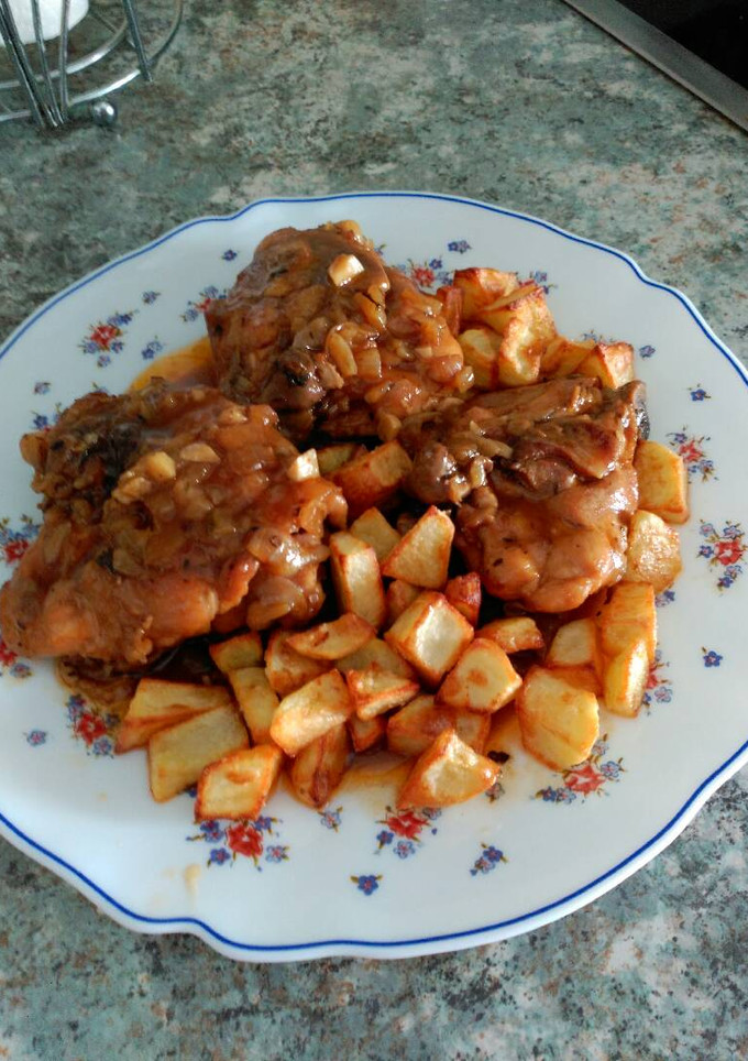 Una foto de Pollo coca cola, con patatas fritas