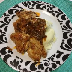 Spicy chicken wings with mashed potatoes😋 A picture of Spicy chicken wings with mashed potatoes😋.