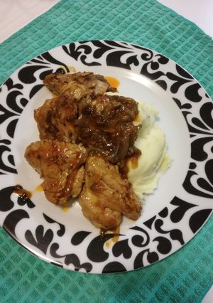 A picture of Spicy chicken wings with mashed potatoes😋.