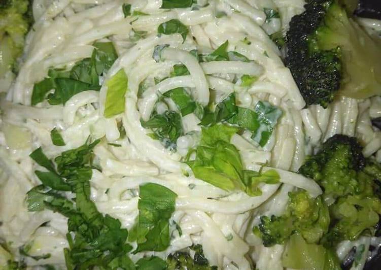 Tejfölös-brokkolis spagetti