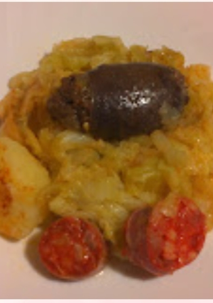 Una foto de Repollo rehogado con chorizo y morcilla