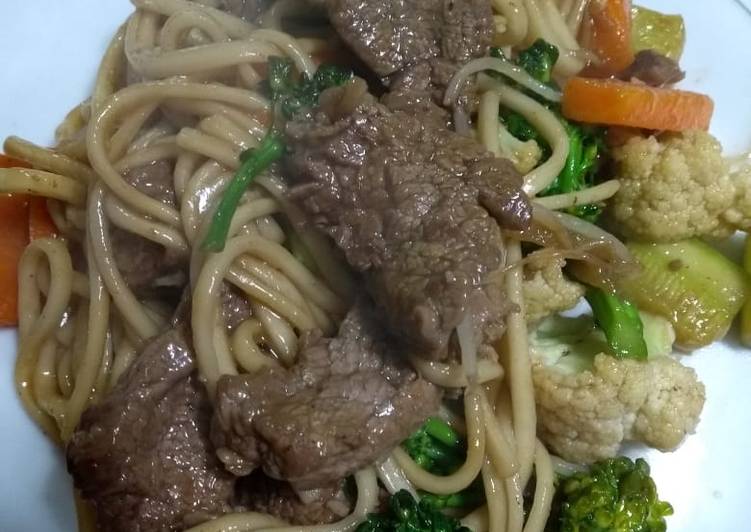Yakissoba de carne - Tudogosreceitas