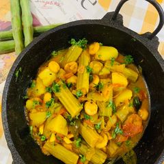 A picture of Muniga badi jhola (Drumsticks & sun dried lentil dumplings).