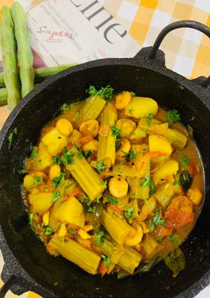 A picture of Muniga badi jhola (Drumsticks & sun dried lentil dumplings).