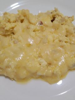 Una foto de Revoltillo de huevo con leche y queso