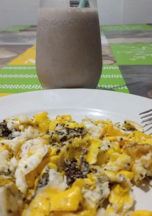 Una foto de Licuado de banana y avena con huevo revuelto y chía