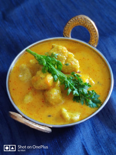 उड़द दाल की डुबकी कढ़ी (Urad dal ki dubki kadhi recipe in hindi) रेसिपी मुख्य फोटो