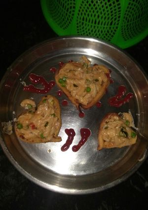 A picture of White sauce pasta cheese with little heart.