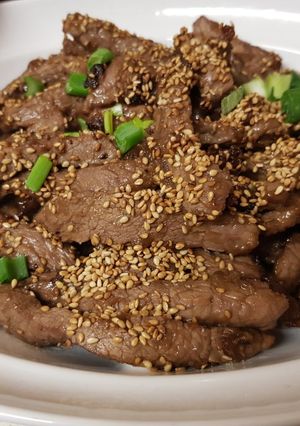 A picture of My Crispy Sweet Chilli Beef Salad. With Toasted Sesame seeds 😀.