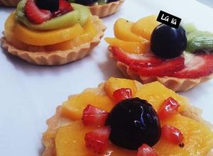 Una foto de Tartaletas de fruta rellenas con crema pastelera