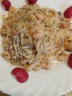 Una foto de Noodles de arroz con gambas y Anguriñas