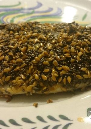 Foto de Tilápia com crosta de linhaça, chia e gengibre