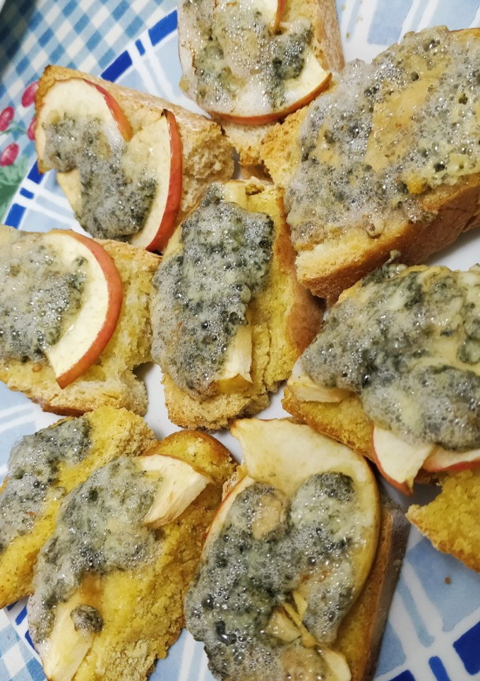 Una foto de Tostas de maíz con manzana y cabrales