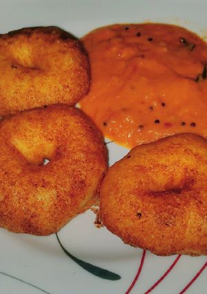 A picture of Medu vada with tomato onion chutney.