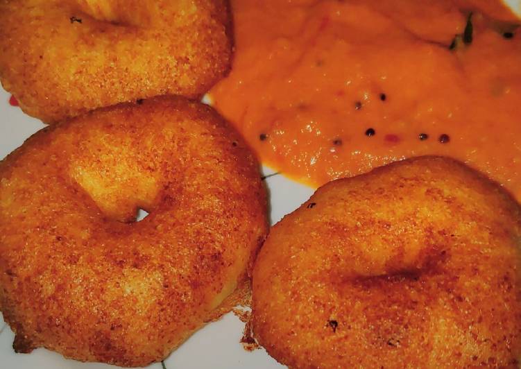 Steps to Prepare Speedy Medu vada with tomato onion chutney